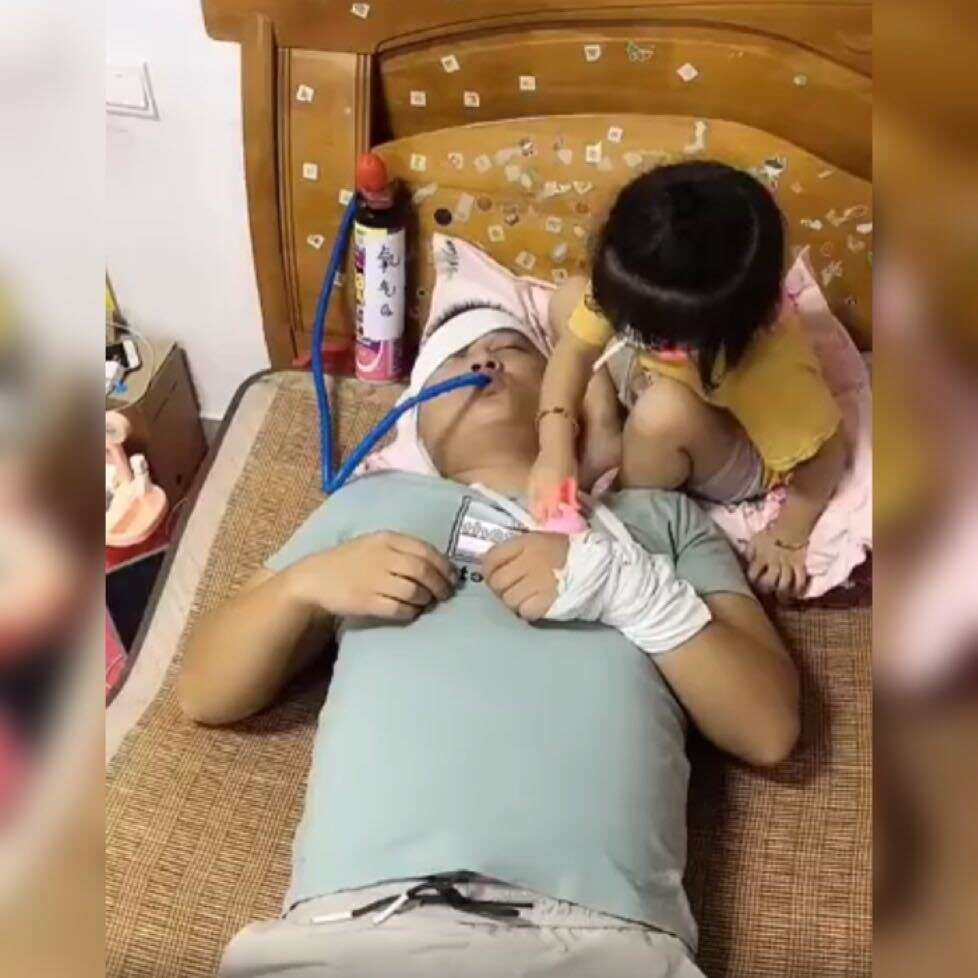 Hai bố con chơi trò đóng giả bác sĩ, khả năng nhập vai "đỉnh của chóp" của cả vai chính lẫn vai phụ khiến cư dân mạng bái phục - Ảnh 1. Hai bố con chơi trò đóng giả bác sĩ, khả năng nhập vai "đỉnh của chóp" của cả vai chính lẫn vai phụ khiến cư dân mạng bái phục - Ảnh 1.