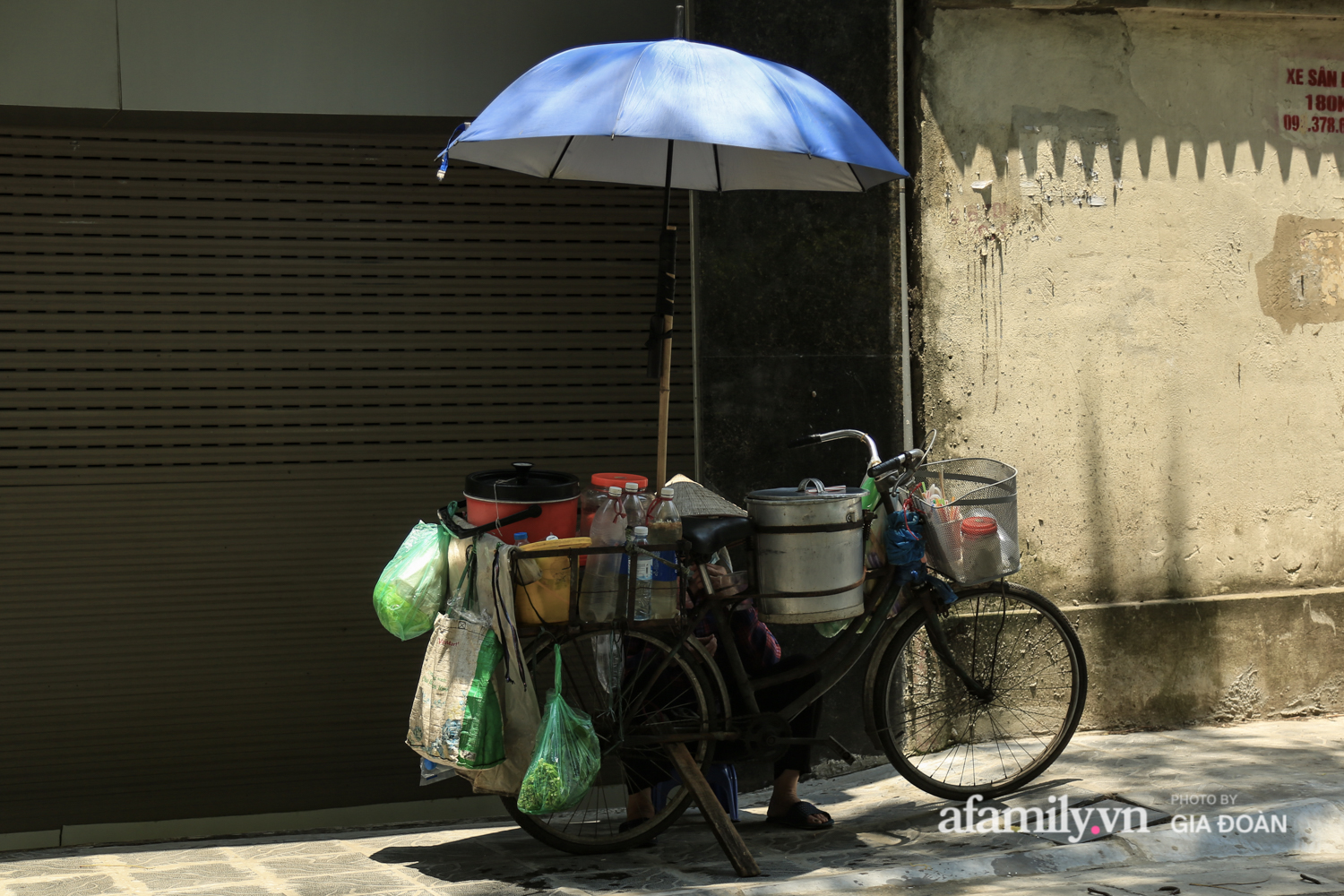 Ngày đầu tiên của đợt nắng nóng, người Hà Nội vật lộn tận dụng mọi thứ, mọi nơi râm mát để &quot;trốn nắng&quot; - Ảnh 14.