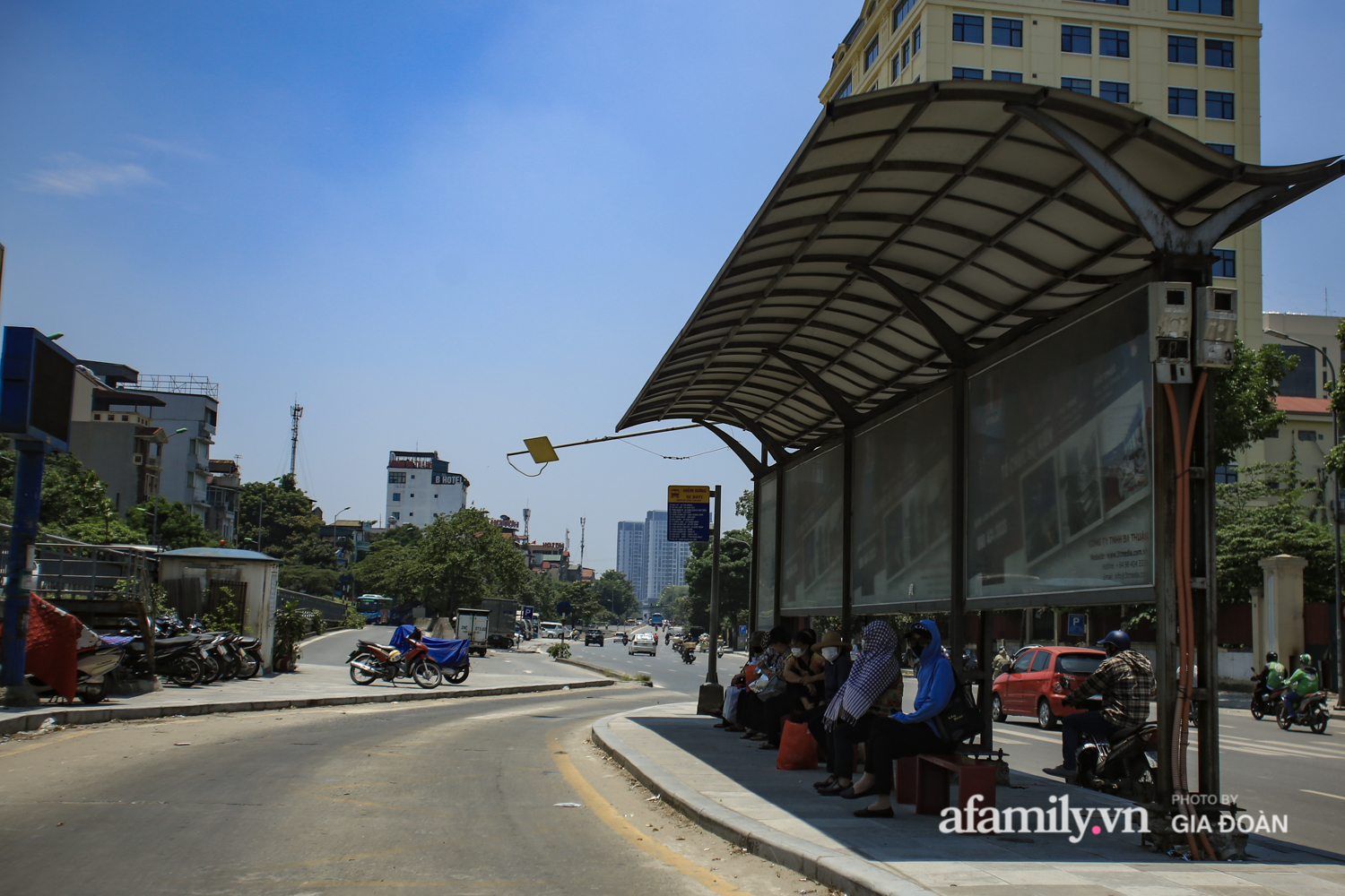 Ngày đầu tiên của đợt nắng nóng, người Hà Nội vật lộn tận dụng mọi thứ, mọi nơi râm mát để &quot;trốn nắng&quot; - Ảnh 2.