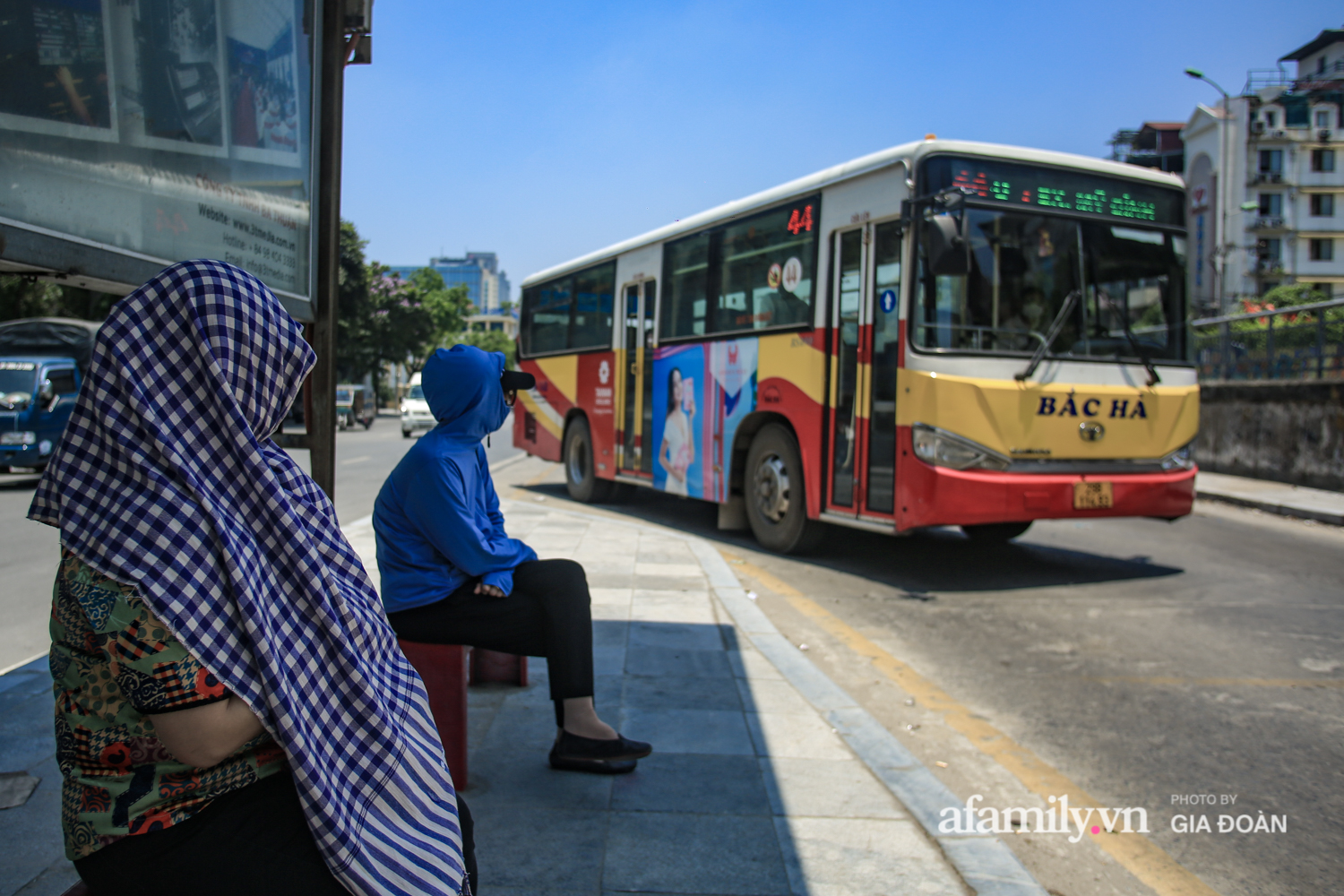 Ngày đầu tiên của đợt nắng nóng, người Hà Nội vật lộn tận dụng mọi thứ, mọi nơi râm mát để 