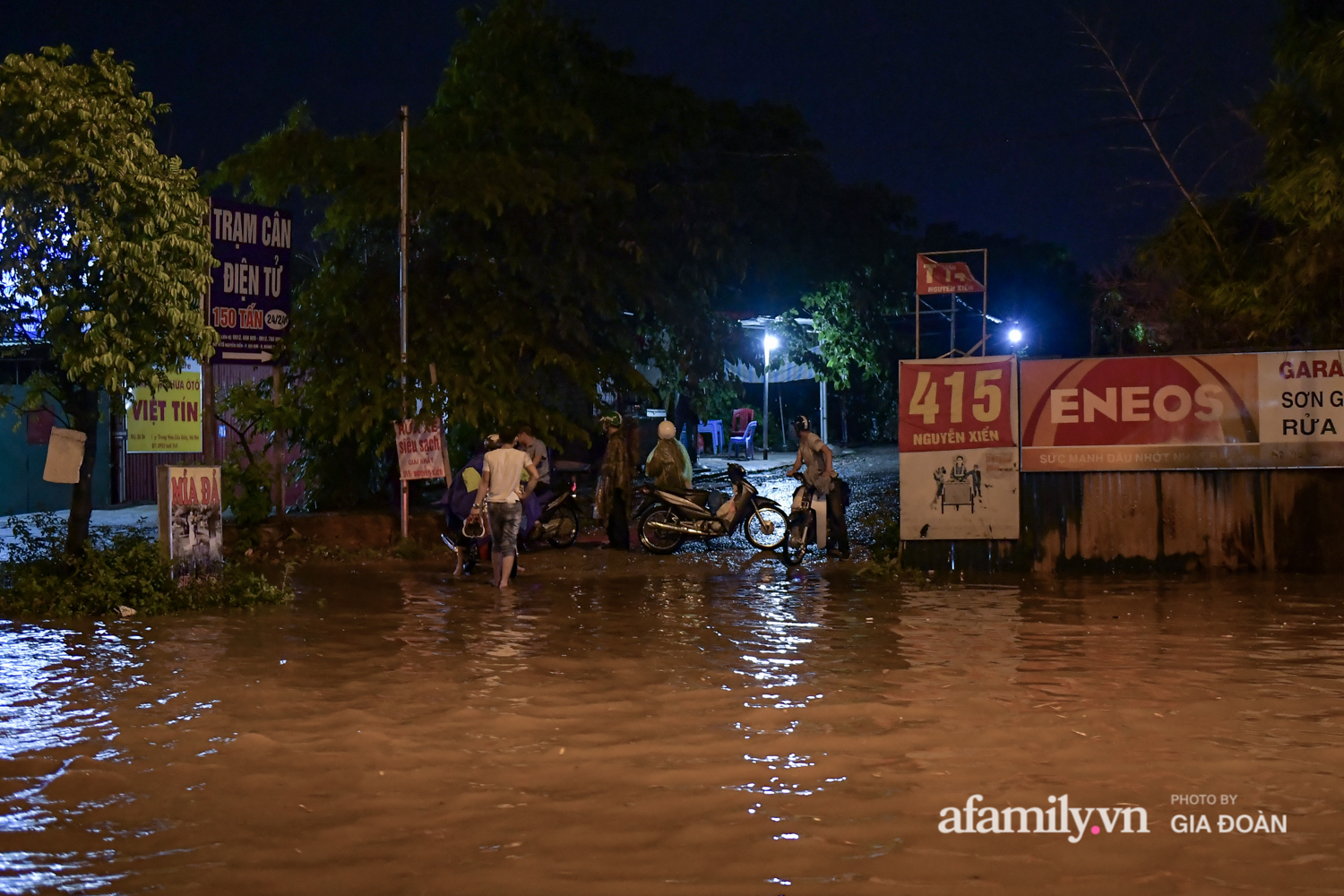 Mưa lớn chưa đầy 1 giờ đồng hồ, đường phố Hà Nội ngập như sông - Ảnh 1.