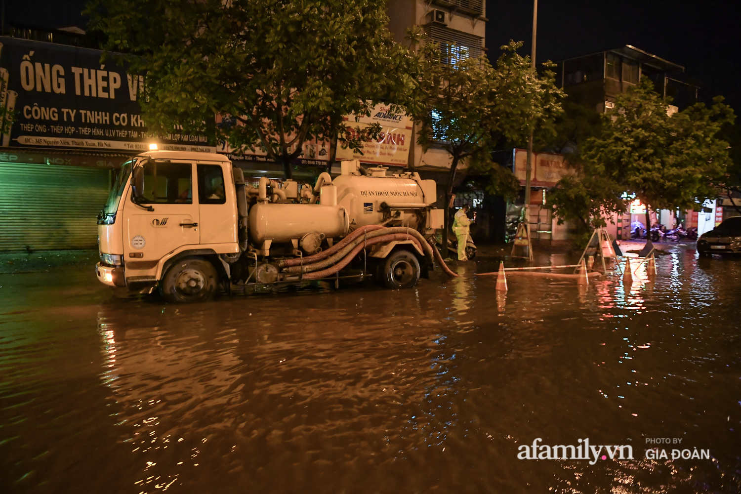 Mưa lớn chưa đầy 1 giờ đồng hồ, đường phố Hà Nội ngập như sông - Ảnh 2.