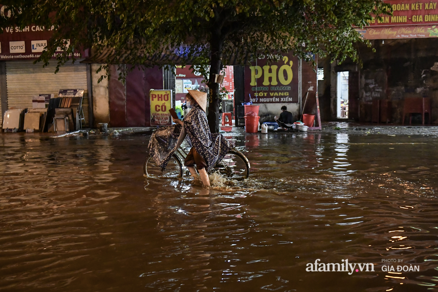 Mưa lớn chưa đầy 1 giờ đồng hồ, đường phố Hà Nội ngập như sông - Ảnh 3.