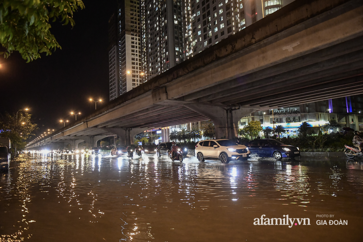 Mưa lớn chưa đầy 1 giờ đồng hồ, đường phố Hà Nội ngập như sông - Ảnh 4.