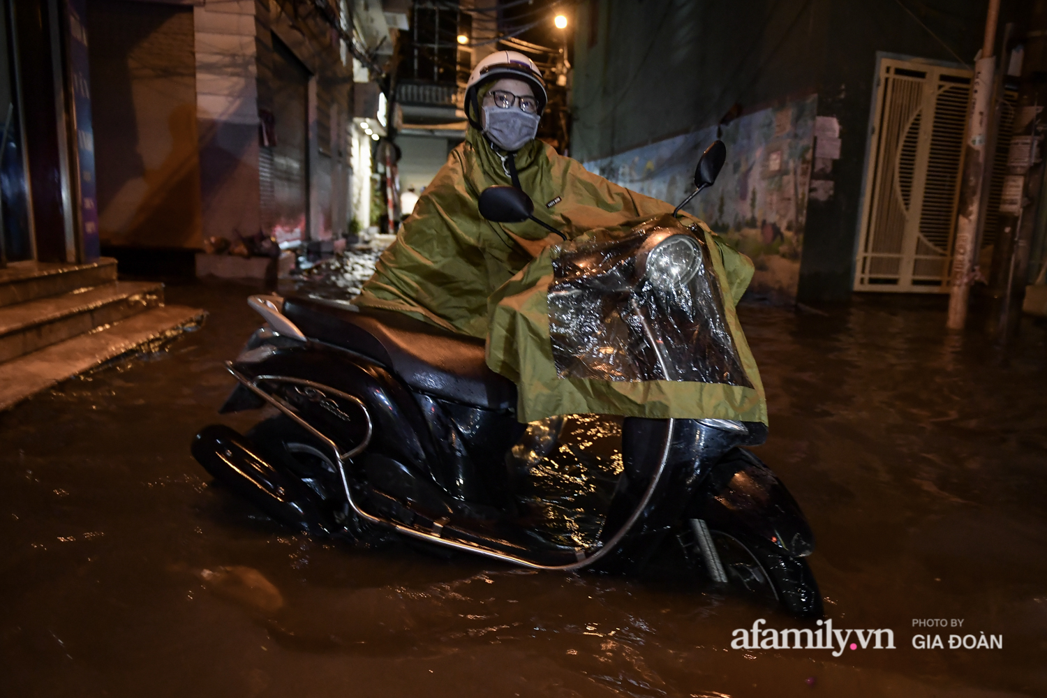 Mưa lớn chưa đầy 1 giờ đồng hồ, đường phố Hà Nội ngập như sông - Ảnh 6.