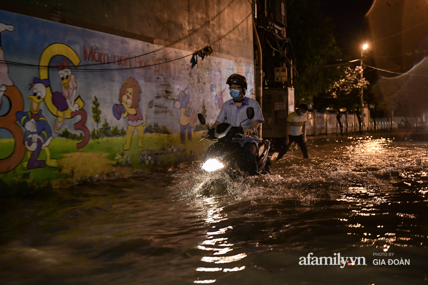 Mưa lớn chưa đầy 1 giờ đồng hồ, đường phố Hà Nội ngập như sông - Ảnh 9.