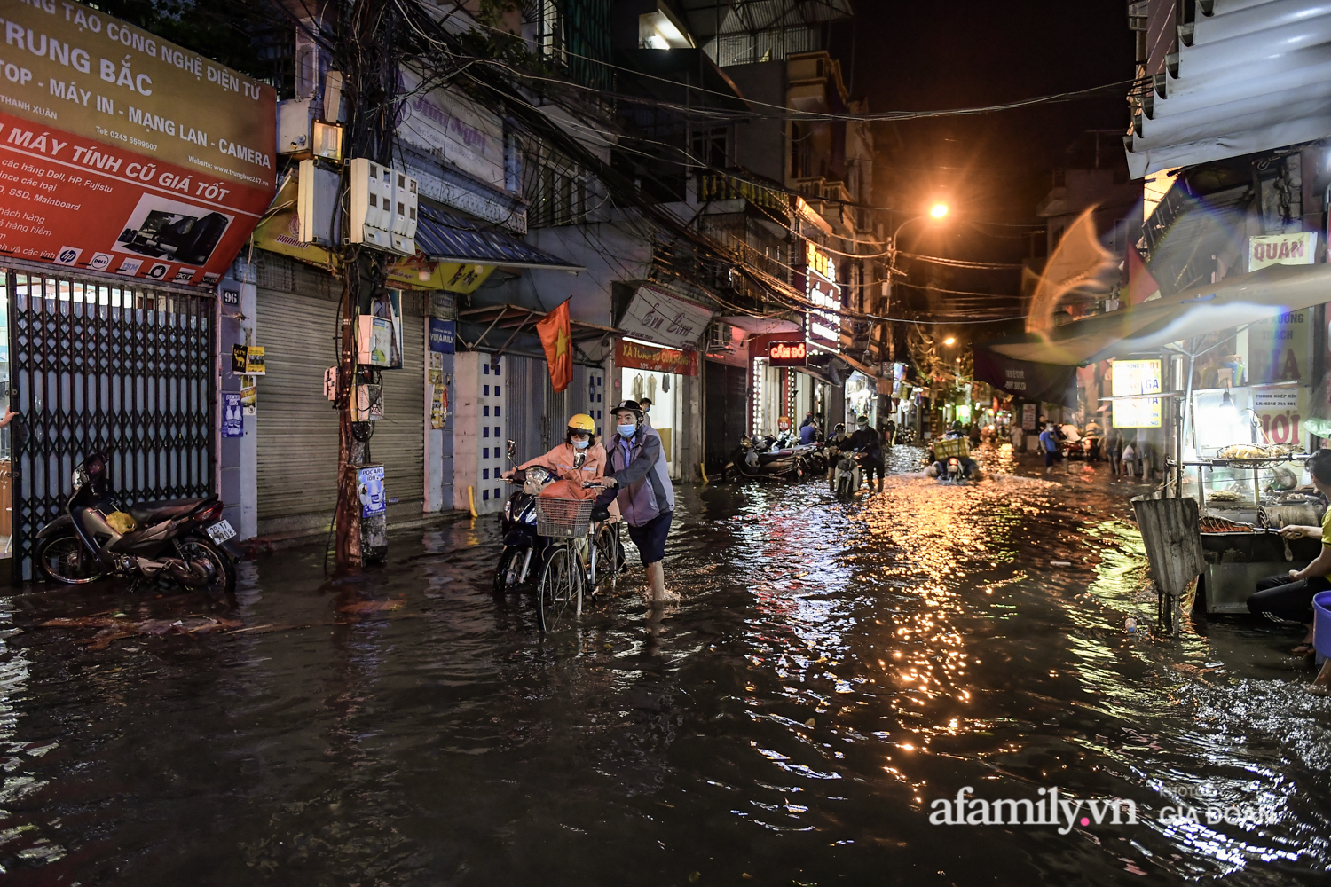 Mưa lớn chưa đầy 1 giờ đồng hồ, đường phố Hà Nội ngập như sông - Ảnh 10.