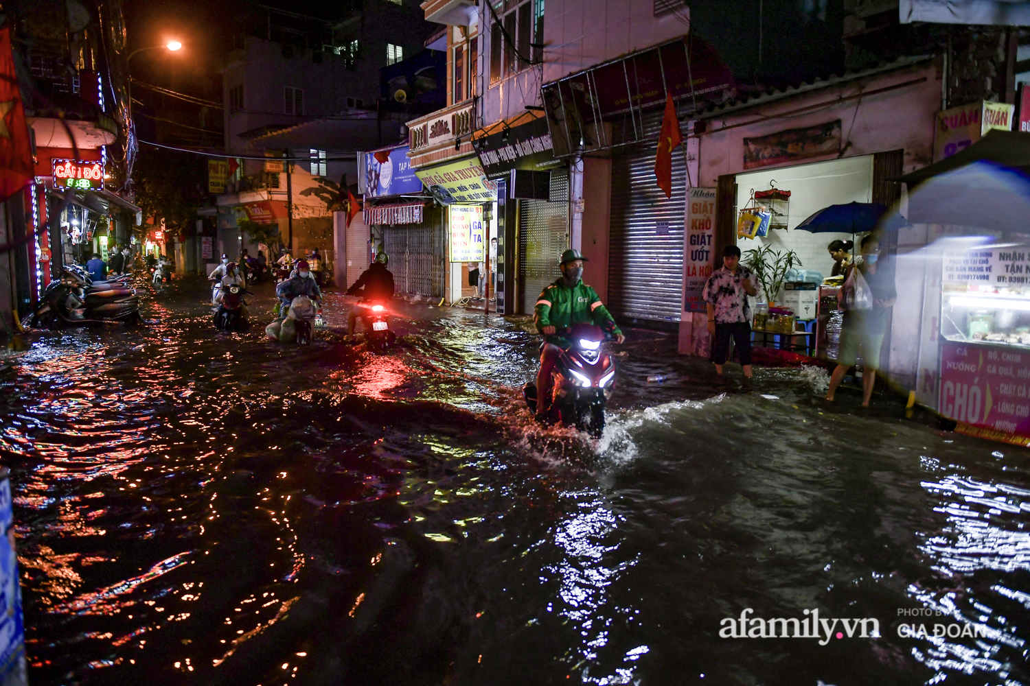 Mưa lớn chưa đầy 1 giờ đồng hồ, đường phố Hà Nội ngập như sông - Ảnh 12.