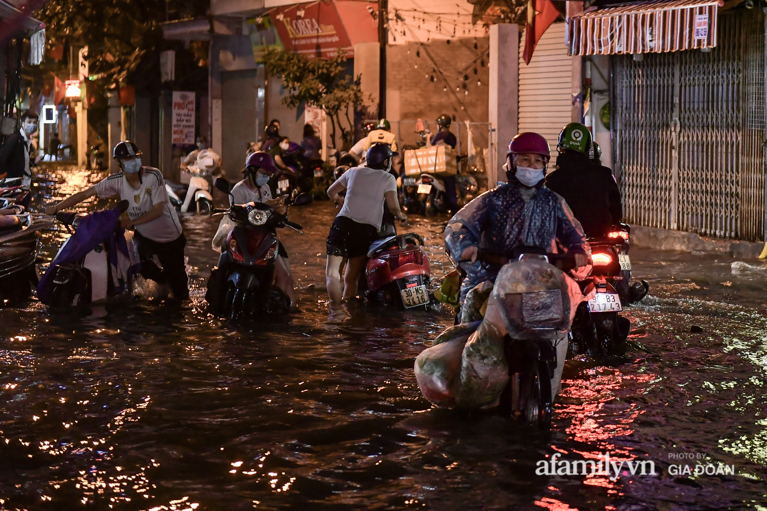 Mưa lớn chưa đầy 1 giờ đồng hồ, đường phố Hà Nội ngập như sông - Ảnh 13.