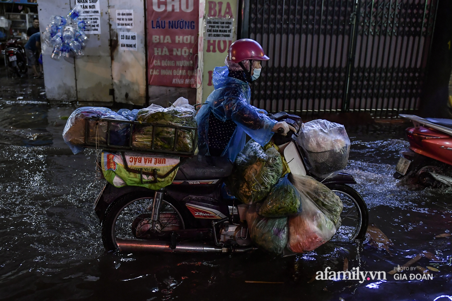 Mưa lớn chưa đầy 1 giờ đồng hồ, đường phố Hà Nội ngập như sông - Ảnh 15.