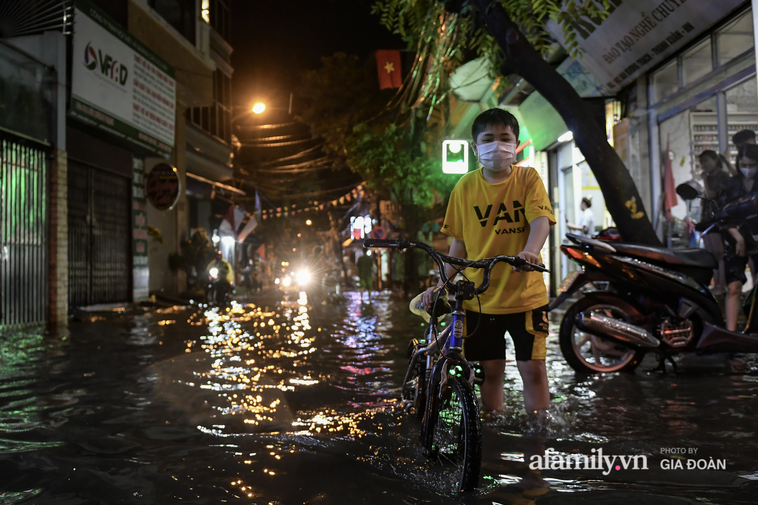 Mưa lớn chưa đầy 1 giờ đồng hồ, đường phố Hà Nội ngập như sông - Ảnh 16.