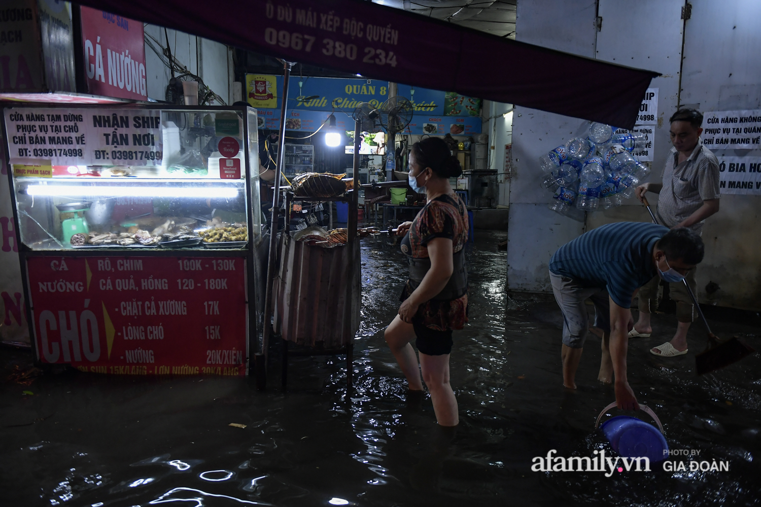 Mưa lớn chưa đầy 1 giờ đồng hồ, đường phố Hà Nội ngập như sông - Ảnh 17.