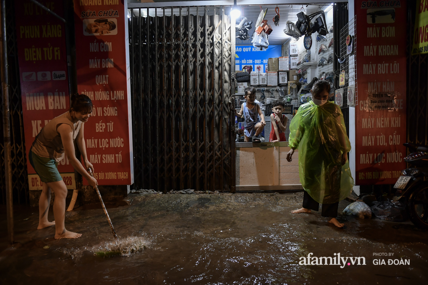 Mưa lớn chưa đầy 1 giờ đồng hồ, đường phố Hà Nội ngập như sông - Ảnh 18.