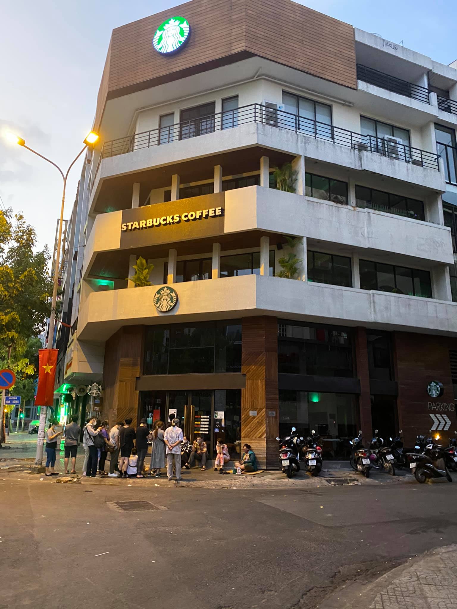 HOT: 7h sáng đăng thông báo bán cốc mới, Starbucks khiến dân tình nháo nhào chạy ra săn cho bằng được, giá bán lại bị hét gấp đôi? - Ảnh 3.