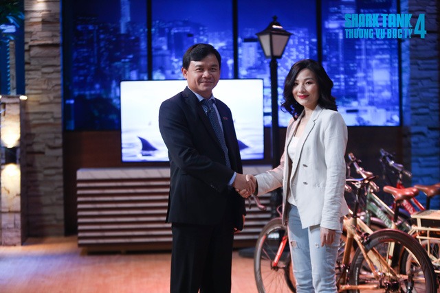 Nữ CEO khiến Shark Phú bị chỉ trích &quot;quấy rối tình dục&quot; lộ liễu: Xinh đẹp rạng rỡ nhưng học vấn khủng mới chính là tâm điểm - Ảnh 1.