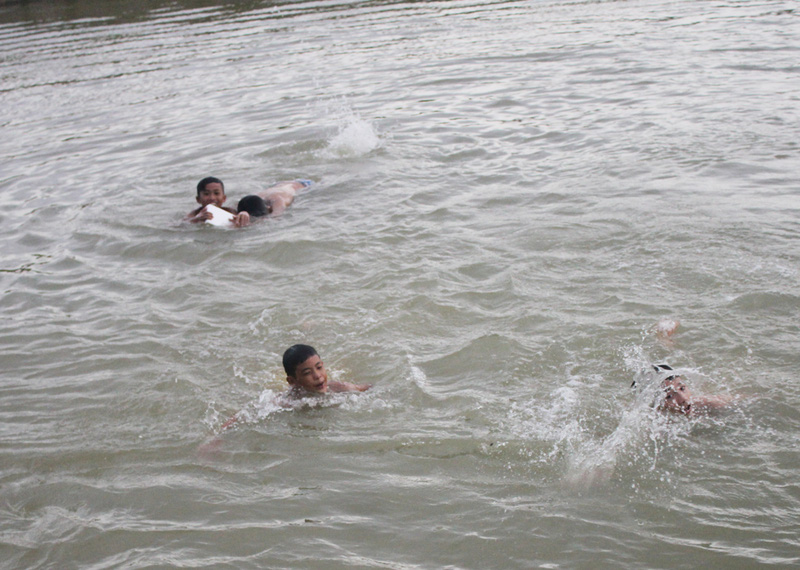 Nam Định: 18 học sinh cấp 2 ra tắm biển, 3 em bị sóng cuốn mất tích - Ảnh 2.
