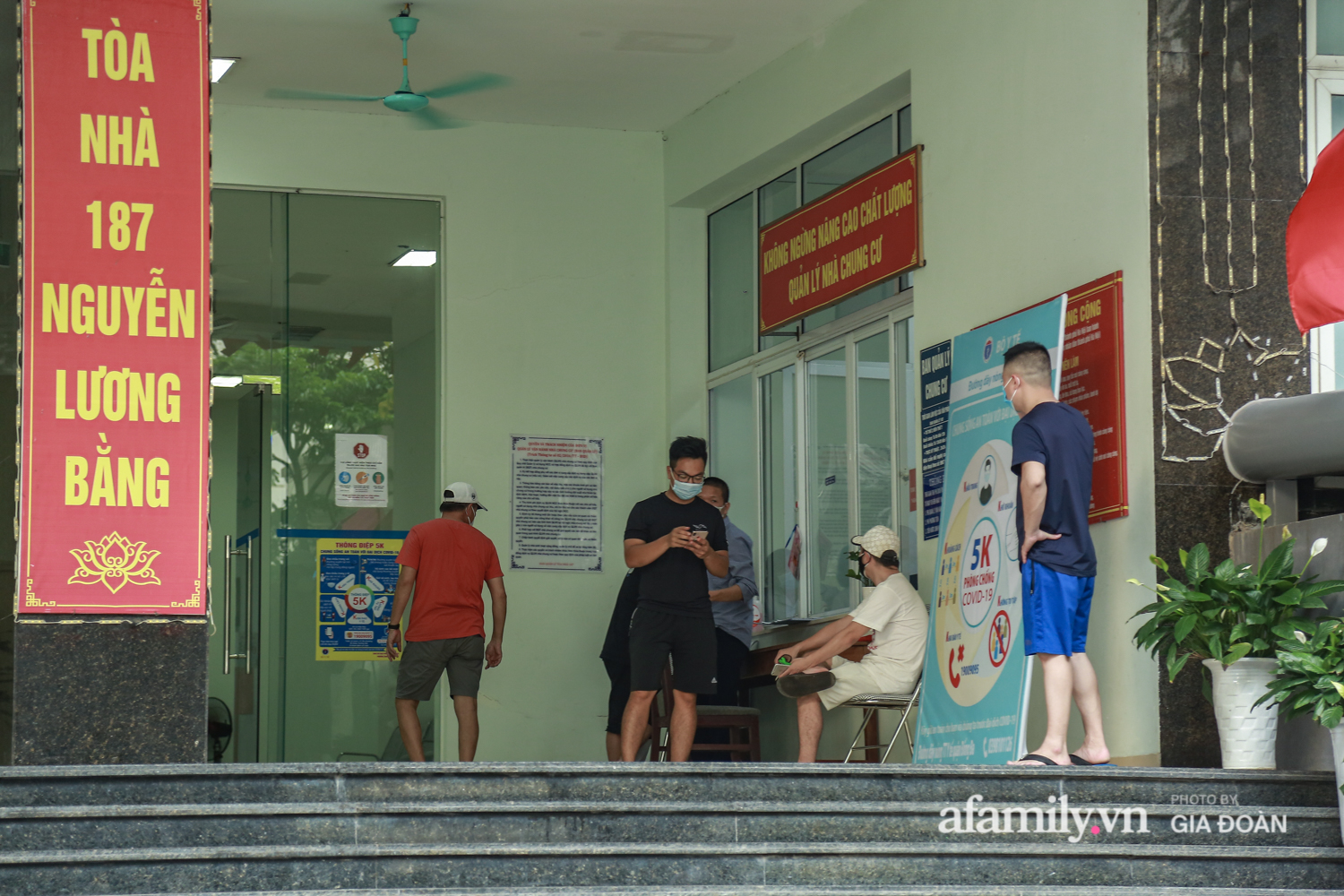 Hà Nội: Phong tỏa tòa chung cư 2000 dân nơi có bệnh nhân dương tính với SARS-CoV-2 liên quan đến chùm ca bệnh Bệnh viện K Tân Triều - Ảnh 2.