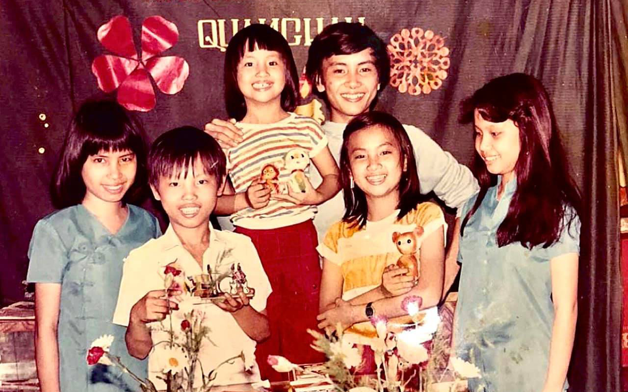 Bức ảnh tuổi thơ cực hiếm của gia đình một nghệ sĩ Việt, nhìn ảnh chẳng ai ngờ sau lớn lên có người trở thành vợ tỷ phú 