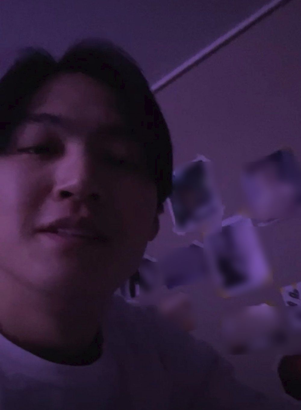 Nửa đêm livestream, nam idol thủ lĩnh của GOT7 để lộ bức tường dán toàn ảnh phụ nữ khỏa thân gây sốc trong phòng - Ảnh 2.