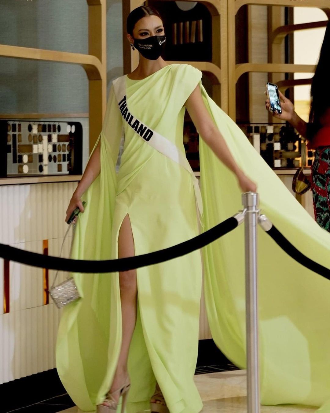 Chẳng riêng Hoa hậu Thái Lan sấp mặt vì váy dài tại Miss Universe, loạt mỹ nhân này cũng từng gặp tai nạn vì item thướt tha ấy - Ảnh 1.