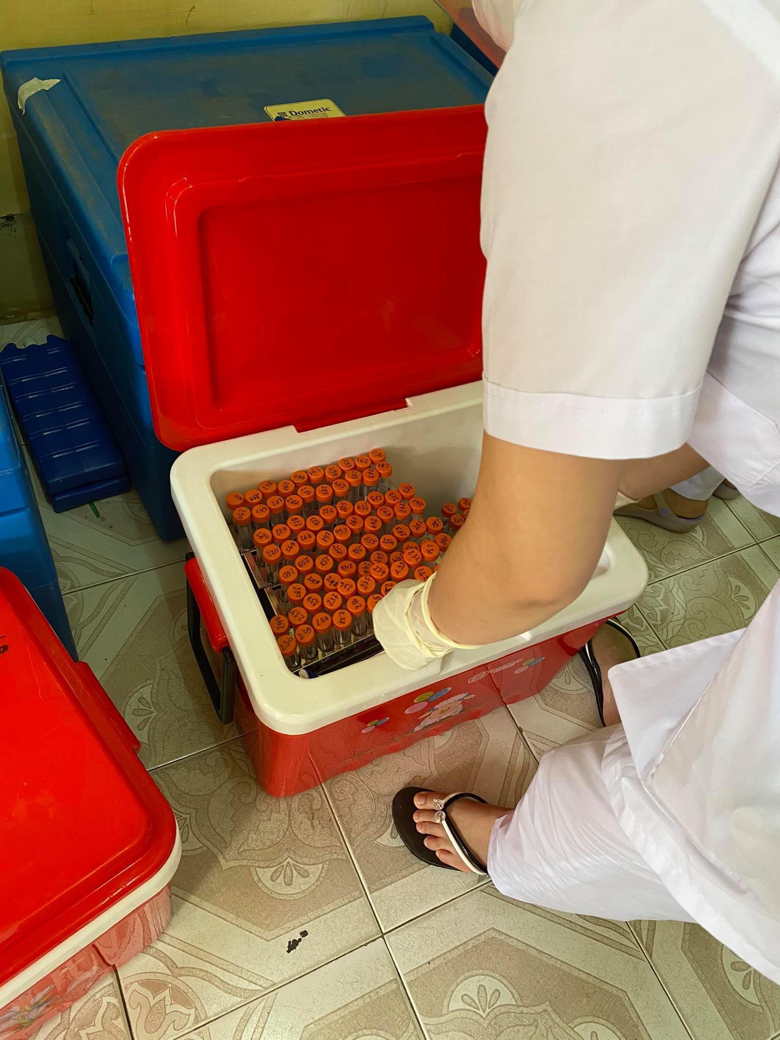 Nhân viên y tế căng mình trong nắng nóng xét nghiệm hơn 80.000 công nhân ở Bắc Giang - Ảnh 4.