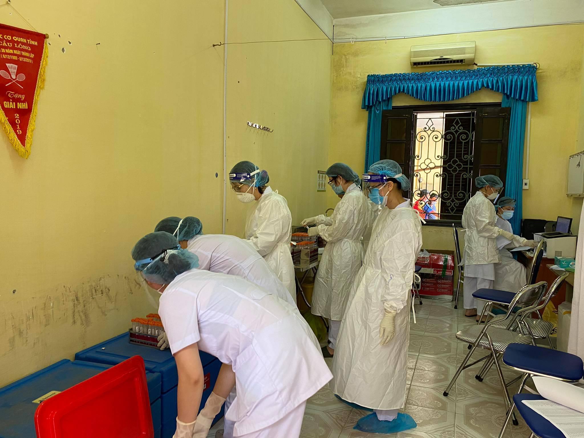 Nhân viên y tế căng mình trong nắng nóng xét nghiệm hơn 80.000 công nhân ở Bắc Giang - Ảnh 2.