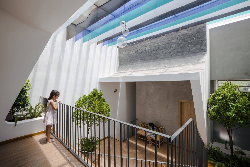 Kiến trúc sư tư vấn thiết kế diện tích giếng trời bao nhiêu là đủ cho nhà phố xanh mát - Ảnh 7.