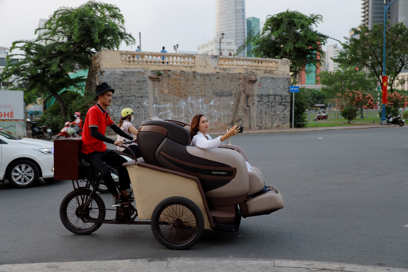 Mạc Văn Khoa đạp Xích Lô Mát Xa chở khách trên đường khiến dân tình tò mò - Ảnh 1.