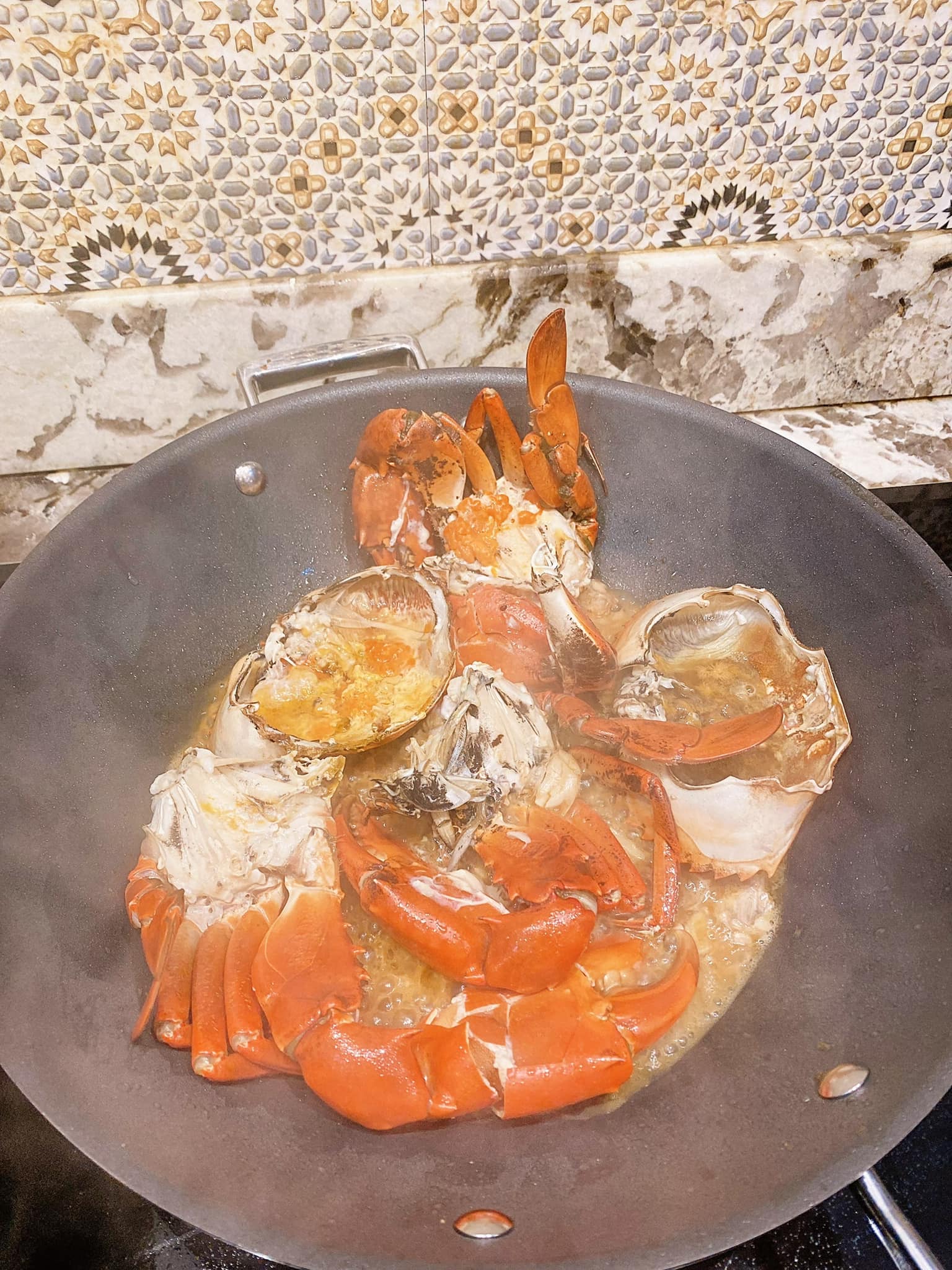 Bà xã Đăng Khôi chia sẻ bí quyết làm cua sốt tiêu đen ''danh bất hư truyền'' của nhà hàng nổi tiếng quận 5, vừa liếc qua thôi đã thấy thơm ngon nuốt lưỡi rồi! - Ảnh 7. Bà xã Đăng Khôi chia sẻ bí quyết làm cua sốt tiêu đen