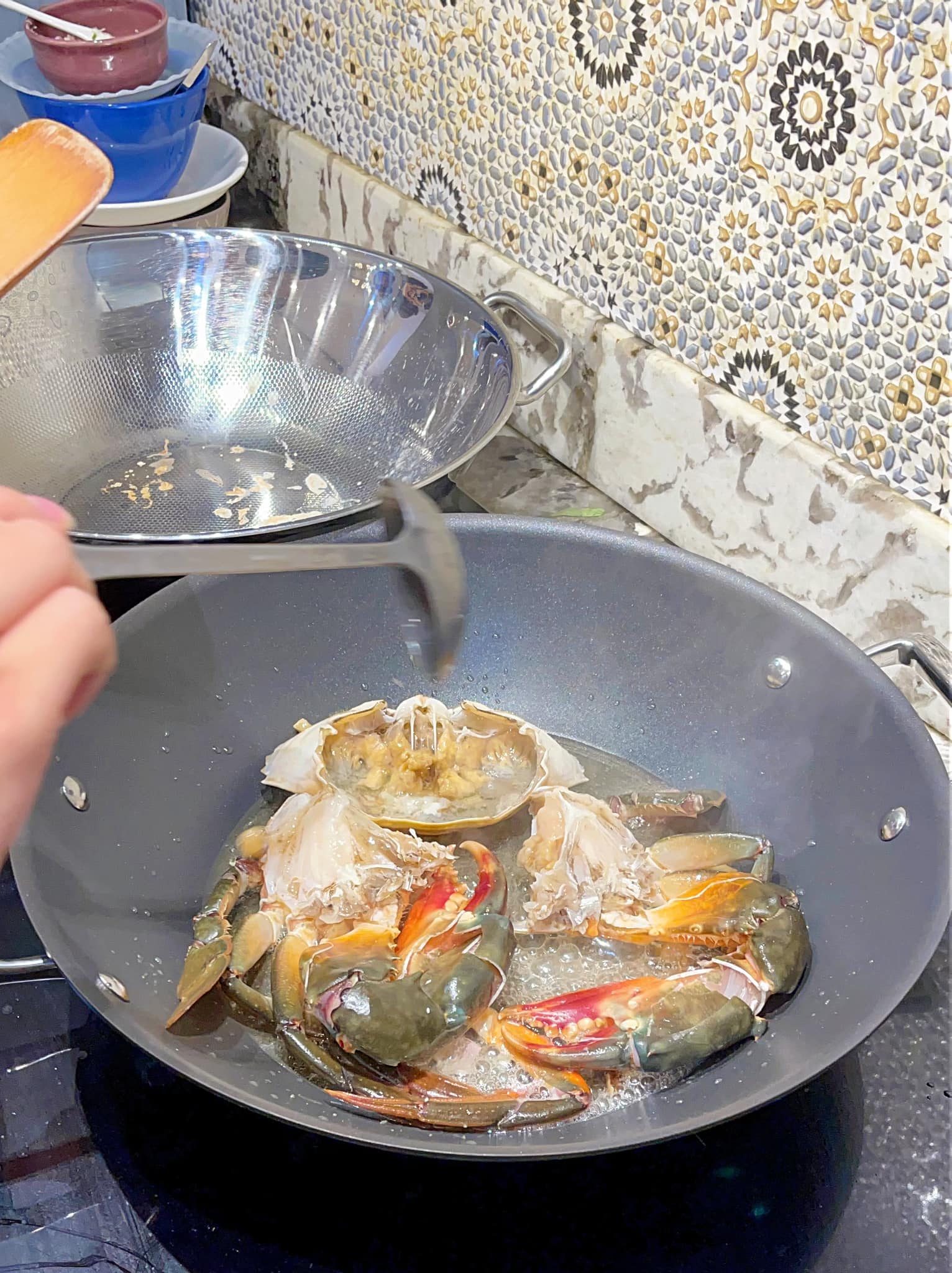 Bà xã Đăng Khôi chia sẻ bí quyết làm cua sốt tiêu đen ''danh bất hư truyền'' của nhà hàng nổi tiếng quận 5, vừa liếc qua thôi đã thấy thơm ngon nuốt lưỡi rồi! - Ảnh 6. Bà xã Đăng Khôi chia sẻ bí quyết làm cua sốt tiêu đen
