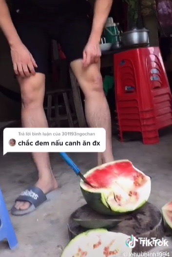 Chàng trai mừng rơi nước mắt khi sang nhà bạn được tặng quả dưa hấu 'khổng lồ', nhưng cái kết bổ ra khiến ai cũng mếu máo - Ảnh 2. Chàng trai mừng rơi nước mắt khi sang nhà bạn được tặng quả dưa hấu 'khổng lồ', nhưng cái kết bổ ra khiến ai cũng mếu máo - Ảnh 2.