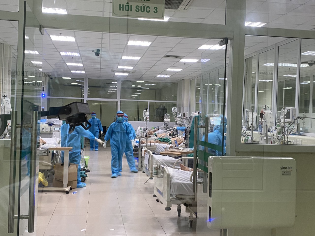 Clip: Nửa đêm cấp cứu bệnh nhân Covid-19 nặng tại Bệnh viện Bệnh Nhiệt đới Trung ương - Ảnh 3.