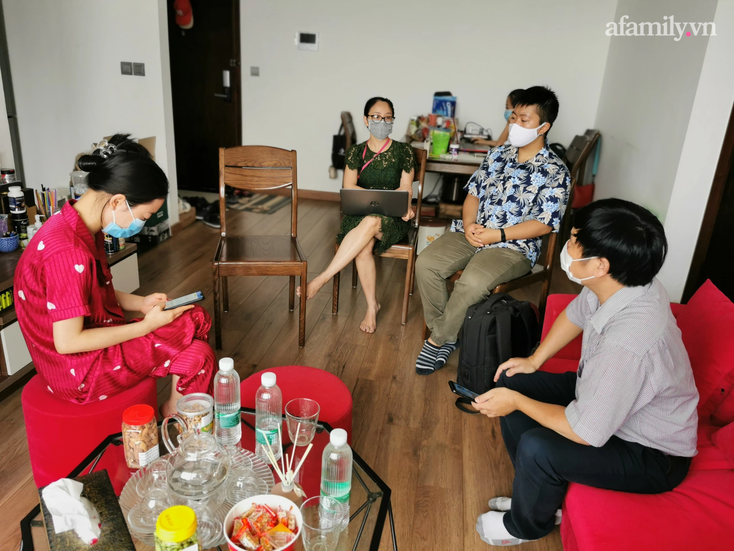 Đại diện cho c&aacute;c chủ căn hộ đang phản &aacute;nh sự việc