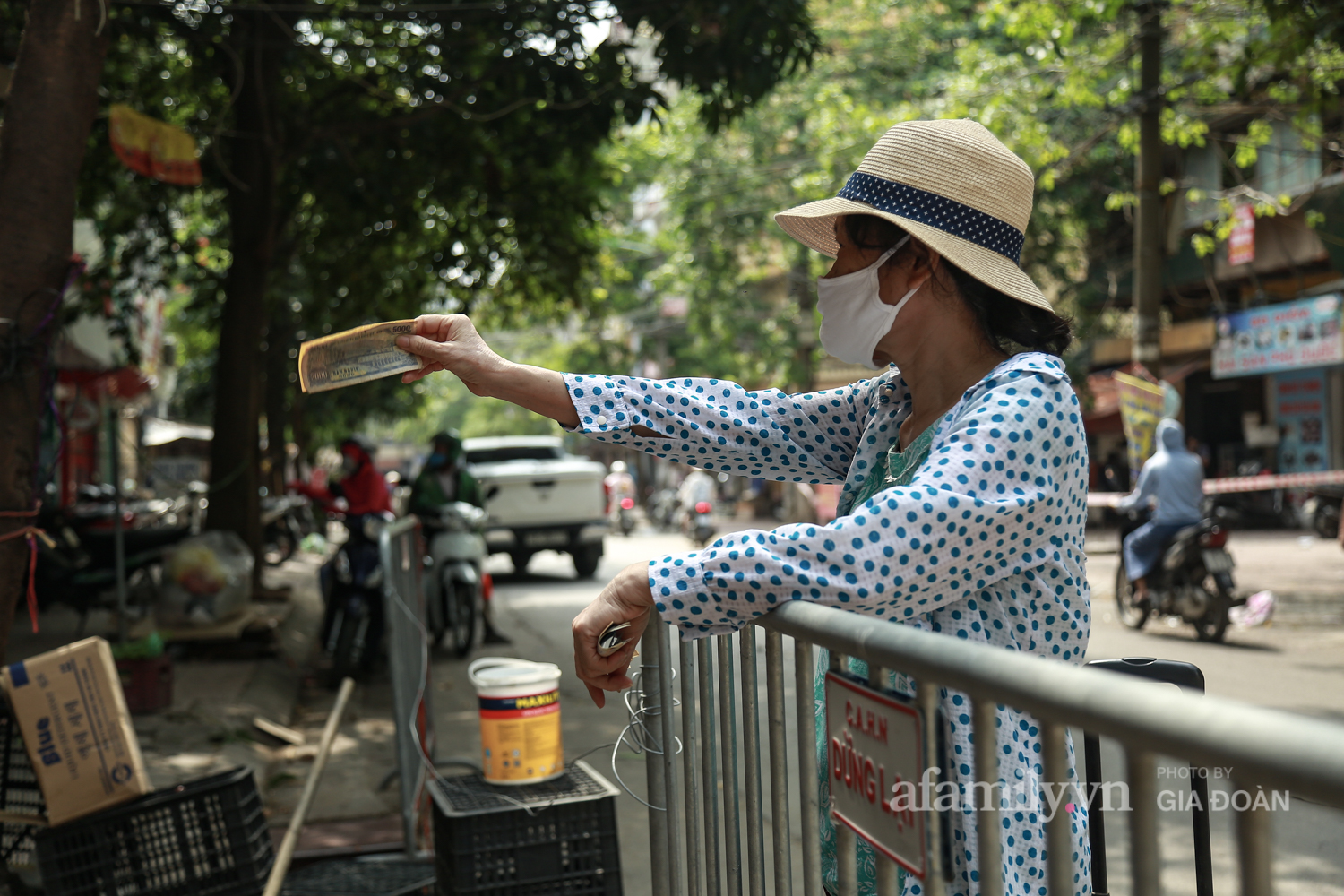 Chung tay phòng chống dịch COVID-19, một khu chợ ở Hà Nội người dân bỏ tiền vào xô rồi lấy đồ ở chậu - Ảnh 3.