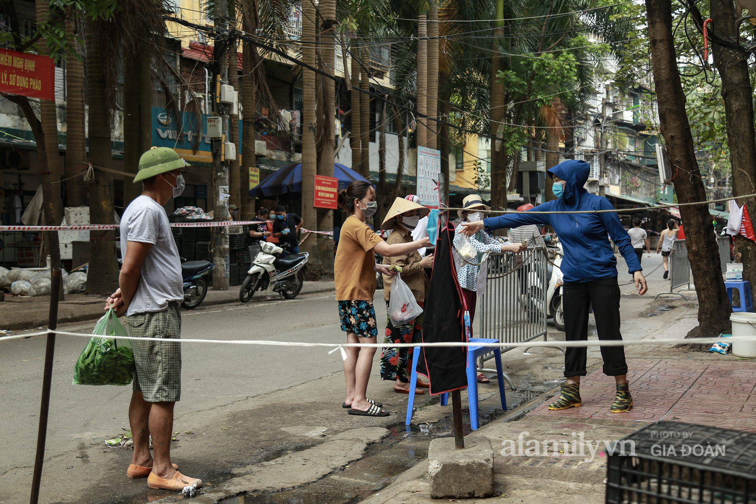 Chung tay phòng chống dịch COVID-19, một khu chợ ở Hà Nội người dân bỏ tiền vào xô rồi lấy đồ ở chậu - Ảnh 9.