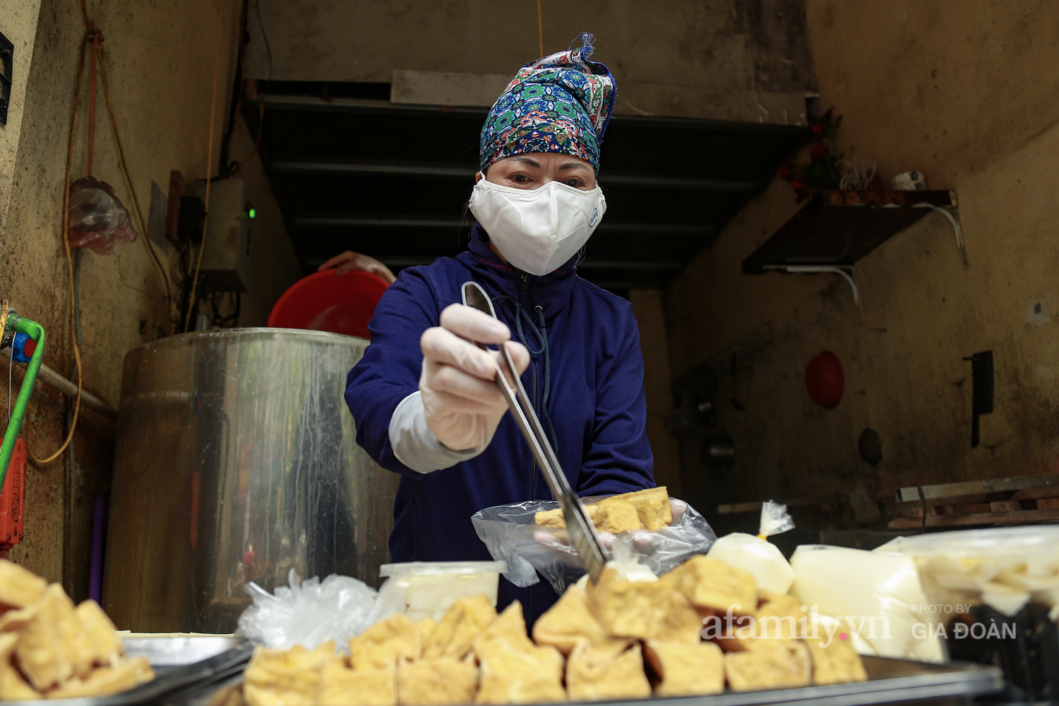 Chung tay phòng chống dịch COVID-19, một khu chợ ở Hà Nội người dân bỏ tiền vào xô rồi lấy đồ ở chậu - Ảnh 8.