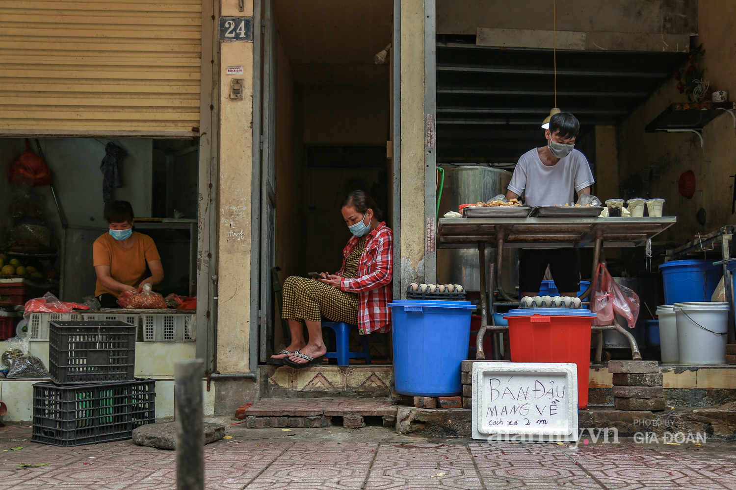 Chung tay phòng chống dịch COVID-19, một khu chợ ở Hà Nội người dân bỏ tiền vào xô rồi lấy đồ ở chậu - Ảnh 6.