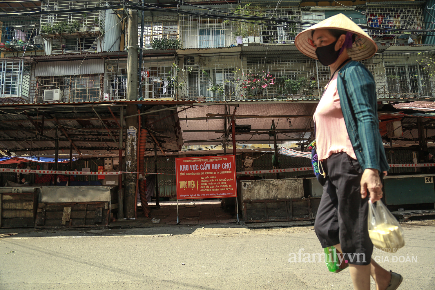 Chung tay phòng chống dịch COVID-19, một khu chợ ở Hà Nội người dân bỏ tiền vào xô rồi lấy đồ ở chậu - Ảnh 5.
