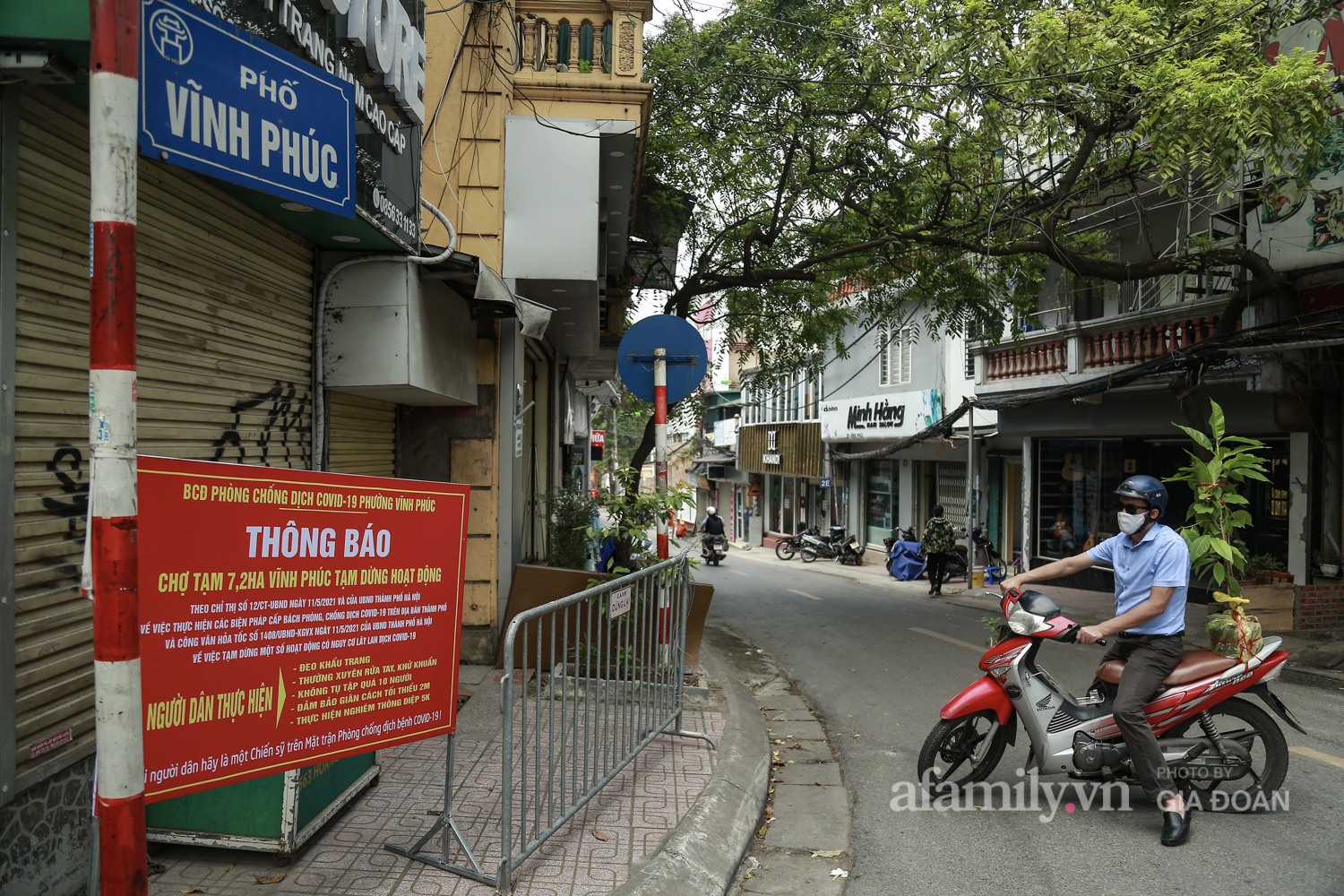 Chung tay phòng chống dịch COVID-19, một khu chợ ở Hà Nội người dân bỏ tiền vào xô rồi lấy đồ ở chậu - Ảnh 1.