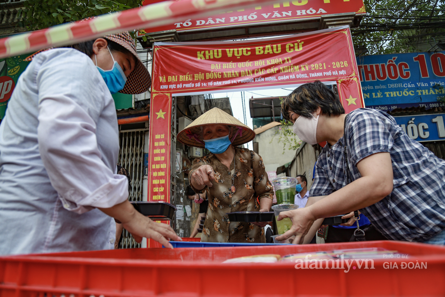 Những câu chuyện xúc động bên trong hàng rào cách ly: 