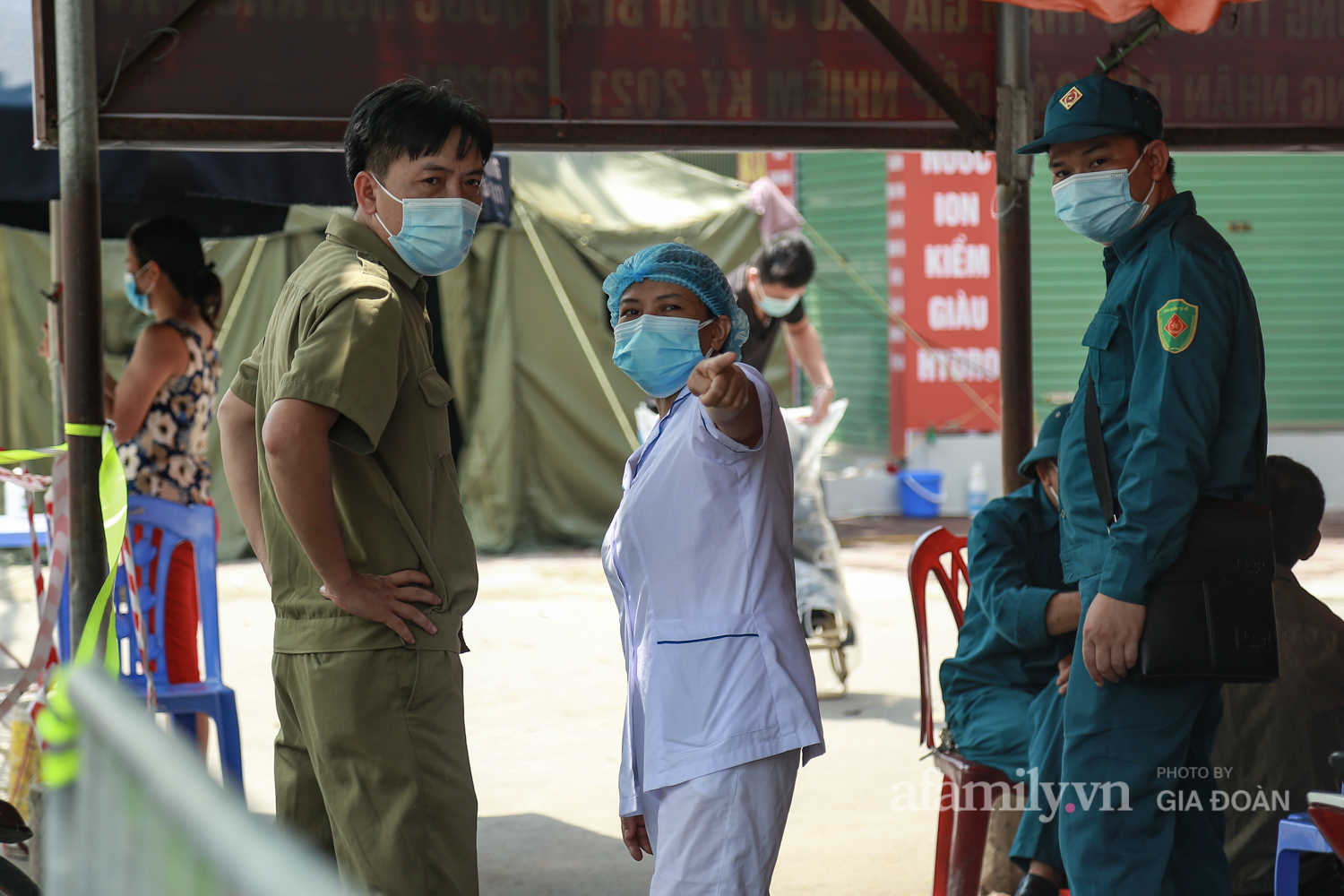 Những câu chuyện xúc động bên trong hàng rào cách ly: &quot;Có những bữa không muốn ăn, có thể chỉ uống nước vì thấm mệt, nhưng vẫn cố gắng hoàn thành công việc của mình&quot; - Ảnh 7.