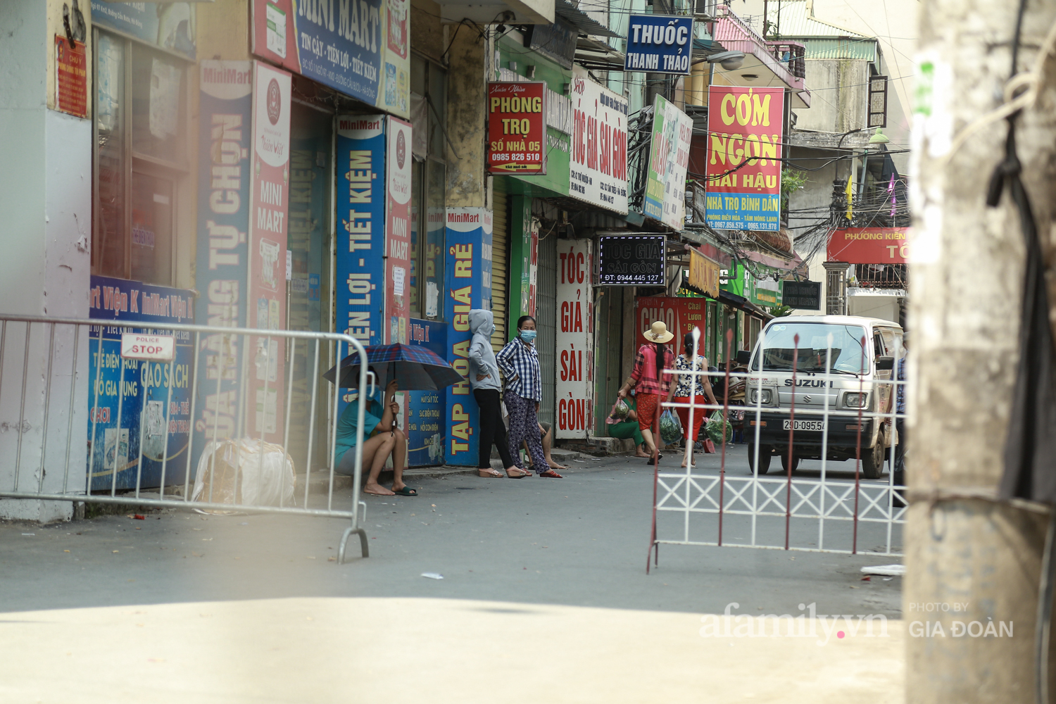 Những câu chuyện xúc động bên trong hàng rào cách ly: &quot;Có những bữa không muốn ăn, có thể chỉ uống nước vì thấm mệt, nhưng vẫn cố gắng hoàn thành công việc của mình&quot; - Ảnh 1.