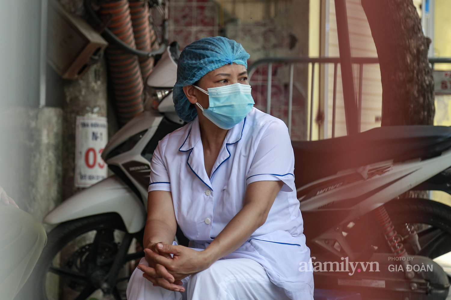 Những câu chuyện xúc động bên trong hàng rào cách ly: &quot;Có những bữa không muốn ăn, có thể chỉ uống nước vì thấm mệt, nhưng vẫn cố gắng hoàn thành công việc của mình&quot; - Ảnh 8.