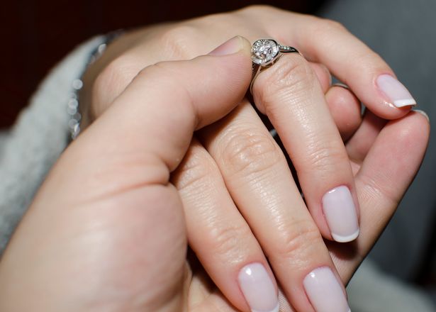 Được cầu hôn bằng nhẫn kim cương, người phụ nữ vừa đồng ý đã phẫn nộ hủy hôn khi phát hiện chuyện xấu bố mẹ ruột  và chồng sắp cưới làm sau lưng mình - Ảnh 2.
