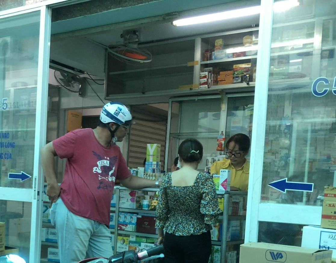TP Hồ Chí Minh: Người mua thuốc chữa sốt, ho, đau họng phải khai báo y tế - Ảnh 1.