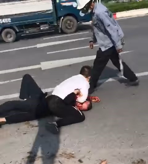 Giây phút tử thần của tài xế taxi ở Hà Nội: Trước khi vật lộn dưới đường, nạn nhân đã bị tên cướp đâm vào ngực - Ảnh 3.