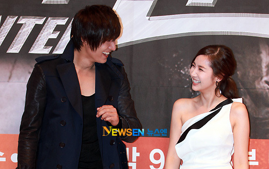 Bộ ảnh Park Min Young đánh Lee Min Ho ở họp báo phim City Hunter hot trở lại sau 10 năm, fan bồi hồi về 1 mối tình không trọn vẹn - Ảnh 4.