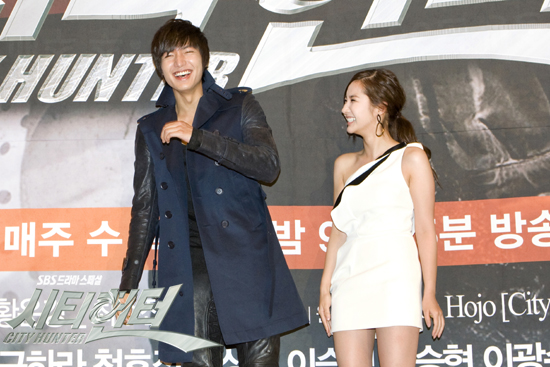 Bộ ảnh Park Min Young đánh Lee Min Ho ở họp báo phim City Hunter hot trở lại sau 10 năm, fan bồi hồi về 1 mối tình không trọn vẹn - Ảnh 3.