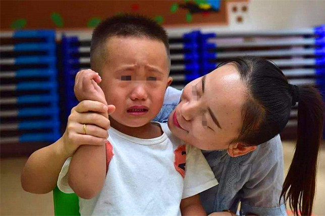 Bố mẹ có con trai chú ý: Con bạn chỉ cố tỏ ra mạnh mẽ, thực chất chúng cần được ôm nhiều hơn bạn nghĩ vì những lý do này - Ảnh 2.