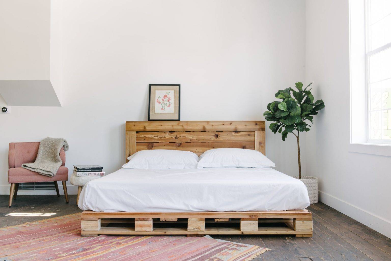 Những ý tưởng thú vị giúp phòng ngủ thêm ấn tượng với giường pallet tự chế - Ảnh 2.